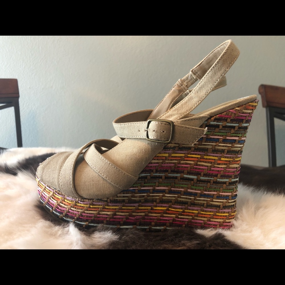 🌈Tan and multi colored detailed wedges 🌈✨💕